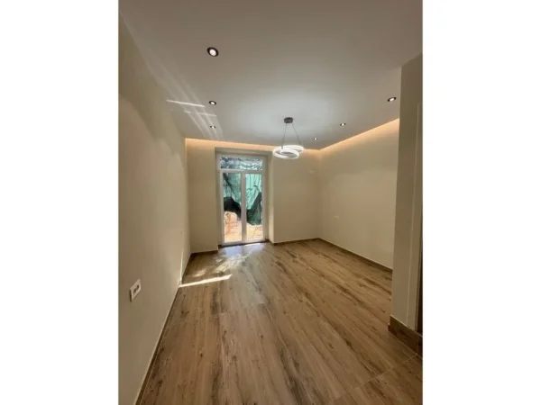 0683487469 Tirane, jepet me qera apartament 1+1 Kati 0, 53 m² 650 € (Myslym Shyri , Prane Drejtorise se Policise)