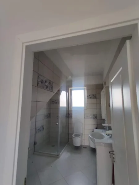 Tirane, jap me qera Vile 3 Katshe 220 m² 1.500 Euro (Lunder)