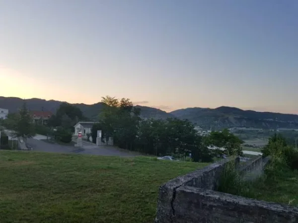 Tirane, shes truall  buze rruge 3.000 m²  -  (Peze e Vogel).