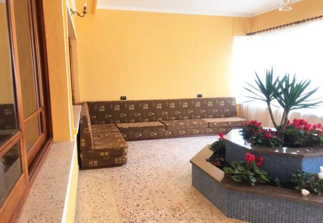 Tirane, jepet me qera apartament 178 m² 390 Euro