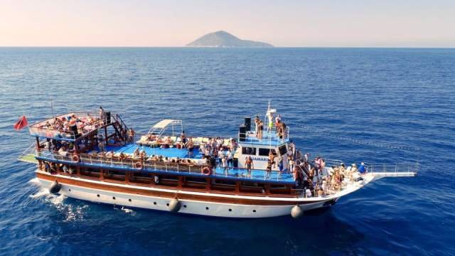 Xhiro turistike me anije - Udhetim me gomone - Udhetim me anije ne Vlore Sazan Karaburun