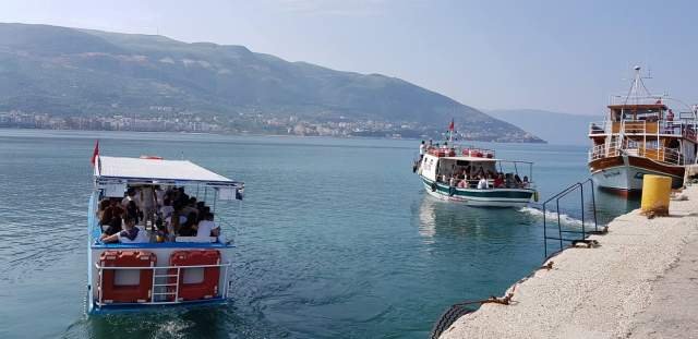 Udhetim me anije ne Vlore - Xhiro turistike me anije dhe gomone ne Sazan - Karaburun