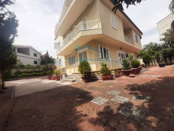 Tirane, jap me qera Vile 4+1+A+BLK Kati 0, 400 m² 2.100 Euro (Blloku I Vilave Selitë)