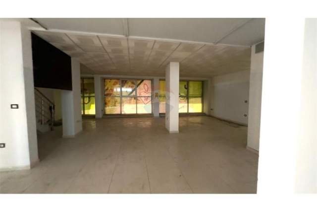 Durres, jepet me qera ambjent biznesi Kati 0, 446 m² 3.200 Euro (Durres)
