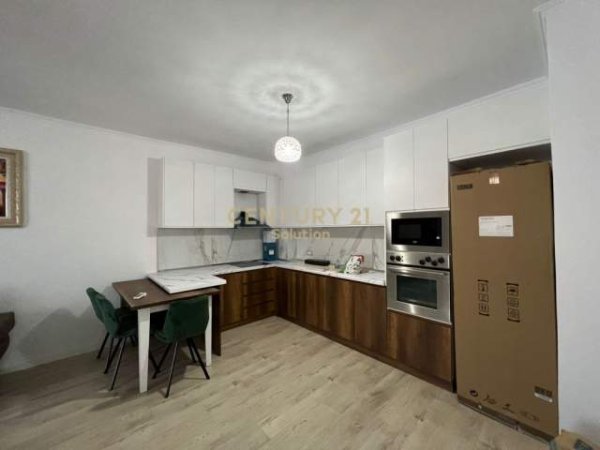 Tirane, jepet me qera apartament 2+1+BLK Kati 4, 117 m² 450 Euro (prane Kristal Center)