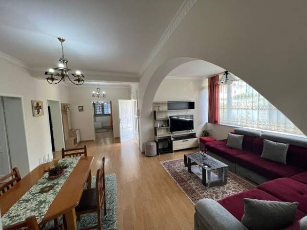 Tirane, jepet me qera apartament 3+1+BLK Kati 1, 150 m² 700 Euro (21 Dhjetori)