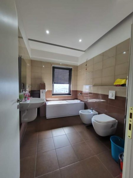Tirane, jepet me qera apartament 2+1 Kati 7, 132 m² 800 Euro (Zogu i Zi)