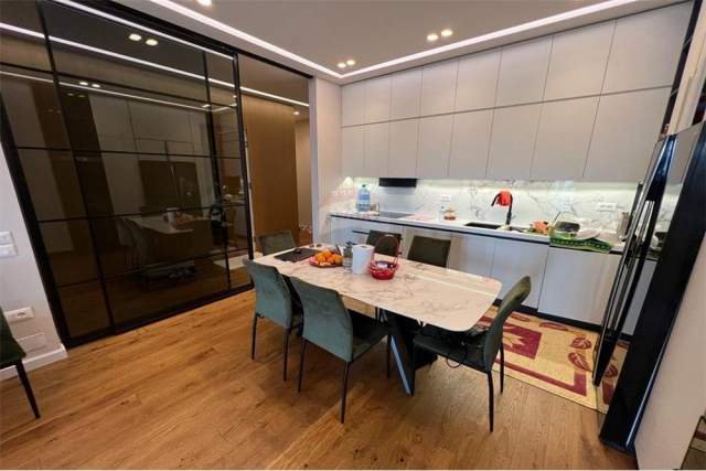 Tirane, jepet me qera apartament 1.100 Euro (Square 21)