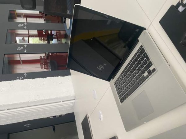 Tirane, shes Laptop APPLE 220 Euro