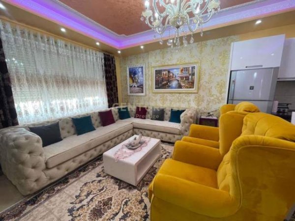 Tirane, Jepet me qera apartament +post parkimi ,  800 Euro (rruga fuat toptani)