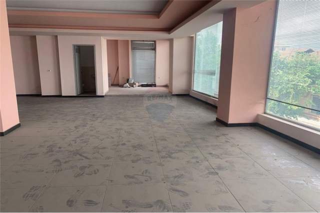 Tirane, jepet me qera zyre Kati 2, 200 m² 1.500 Euro (Rruga Siri Kodra)