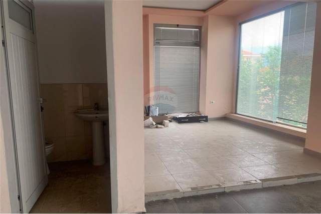 Tirane, jepet me qera zyre Kati 2, 200 m² 1.500 Euro (Rruga Siri Kodra)