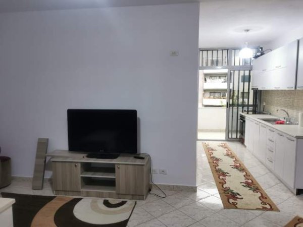 Tirane, jepet me qera apartament 1+1 Kati 1, 67 m² 25.000 Leke (Rruga e Thesarit)