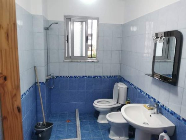 Tirane, jepet me qera apartament 1+1 Kati 1, 67 m² 25.000 Leke (Rruga e Thesarit)