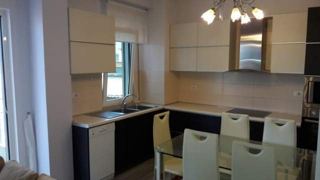 Tirane, jepet me qera apartament 2+1+BLK Kati 5, 105 m² 600 Euro (rruga Peti)