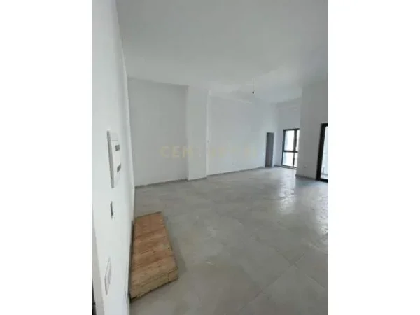 Japim me qira ambjent komercial, kompleksi arlis. 600 euro/muaj