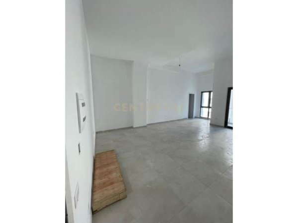 JAPIM ME QIRA AMBJENT KOMERCIAL BUZE RRUGES KRYESORE, RRUGA E DIBRES. 650 € /Muaj