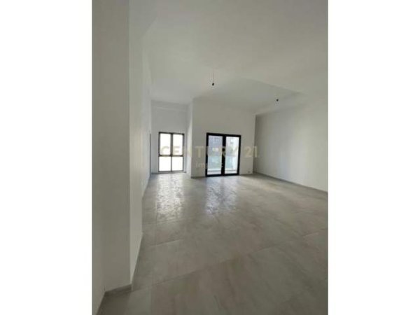 JAPIM ME QIRA AMBJENT KOMERCIAL BUZE RRUGES KRYESORE, RRUGA E DIBRES. 650 € /Muaj