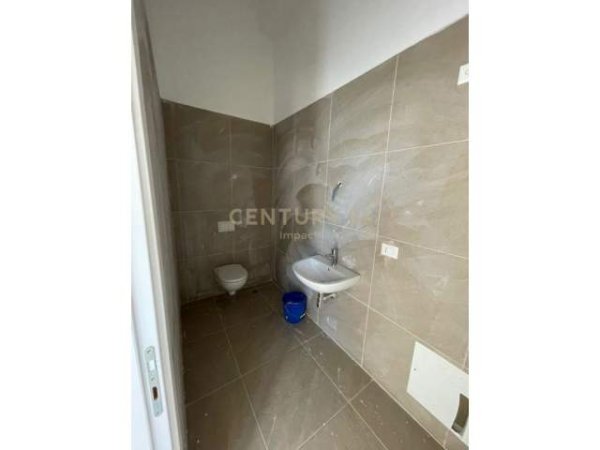 JAPIM ME QIRA AMBJENT KOMERCIAL BUZE RRUGES KRYESORE, RRUGA E DIBRES. 650 € /Muaj