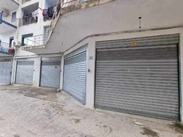 Tirane, jepet me qera magazine Kati 0, 170 m² 550 Euro (rruga Muhamet Deliu, Fresku)