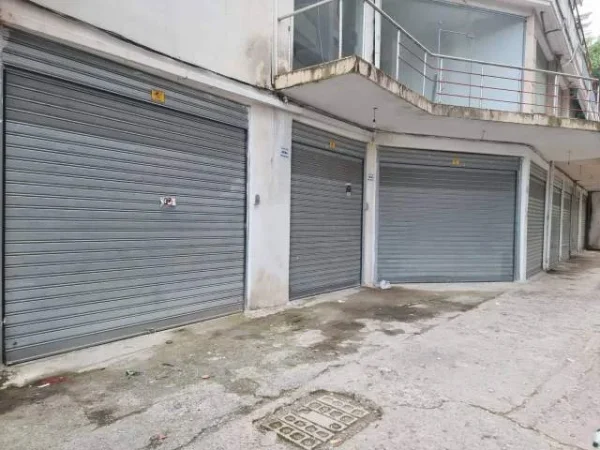 Tirane, jepet me qera magazine Kati 0, 170 m² 550 Euro (rruga Muhamet Deliu, Fresku)