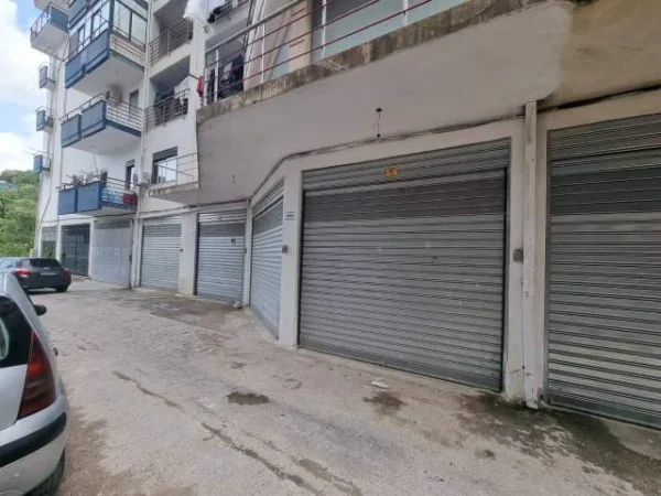 Tirane, jepet me qera magazine Kati 0, 170 m² 550 Euro (rruga Muhamet Deliu, Fresku)