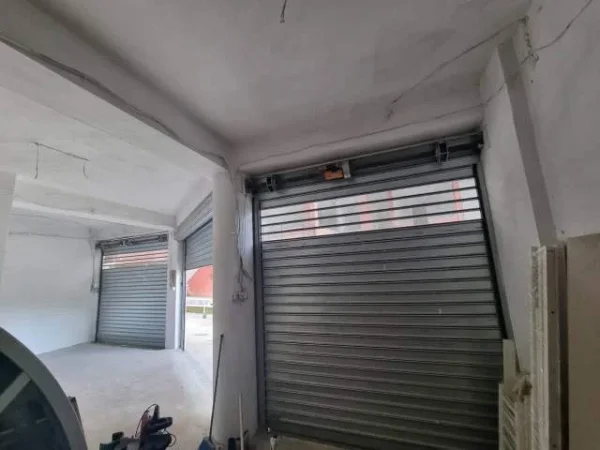 Tirane, jepet me qera magazine Kati 0, 170 m² 550 Euro (rruga Muhamet Deliu, Fresku)