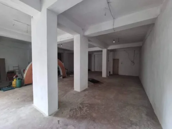 Tirane, jepet me qera magazine Kati 0, 170 m² 550 Euro (rruga Muhamet Deliu, Fresku)