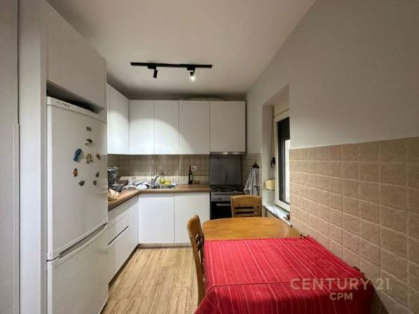Tirane, jepet me qera apartament 3+1+A+BLK Kati 1, 100 m² 700 Euro (Ministria e Arsimit, Rruga e Durresit)