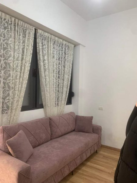 Tirane, jepet me qera apartament 1+1 Kati 1, 50 m² 300 Euro (Rruga e Kavajes)