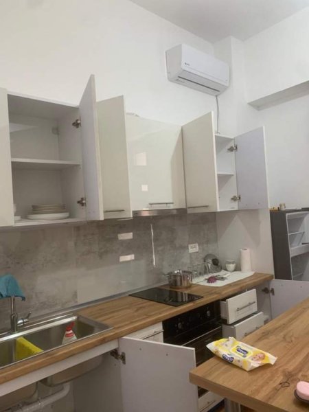 Tirane, jepet me qera apartament 1+1 Kati 1, 50 m² 300 Euro (Rruga e Kavajes)