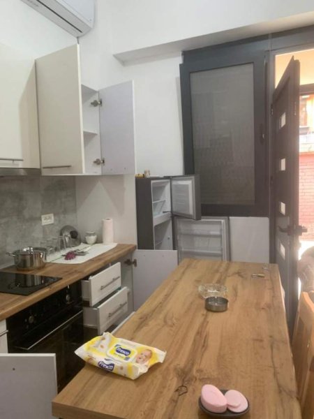 Tirane, jepet me qera apartament 1+1+BLK Kati 1, 50 m² 300 Euro (Perballe Delijorgjit)