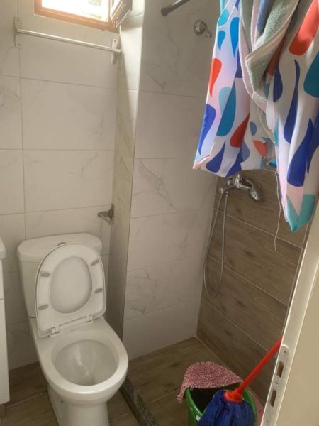 Tirane, jepet me qera apartament 1+1+BLK Kati 1, 50 m² 300 Euro (Perballe Delijorgjit)