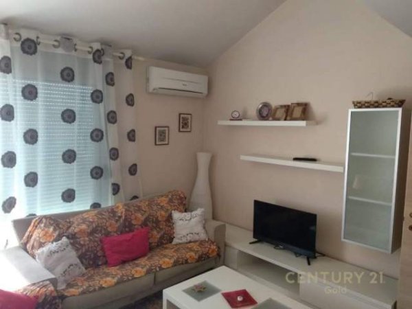 Tirane, jepet me qera apartament 1+1 Kati 4, 120 m² 500 Euro (Liqeni i Thate)