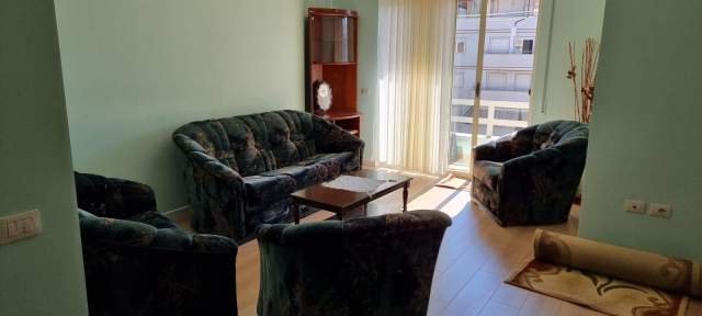 Tirane, jepet me qera apartament 2+1+BLK Kati 4, 89 m² 350 Euro (perballe restorant Qesarake.)