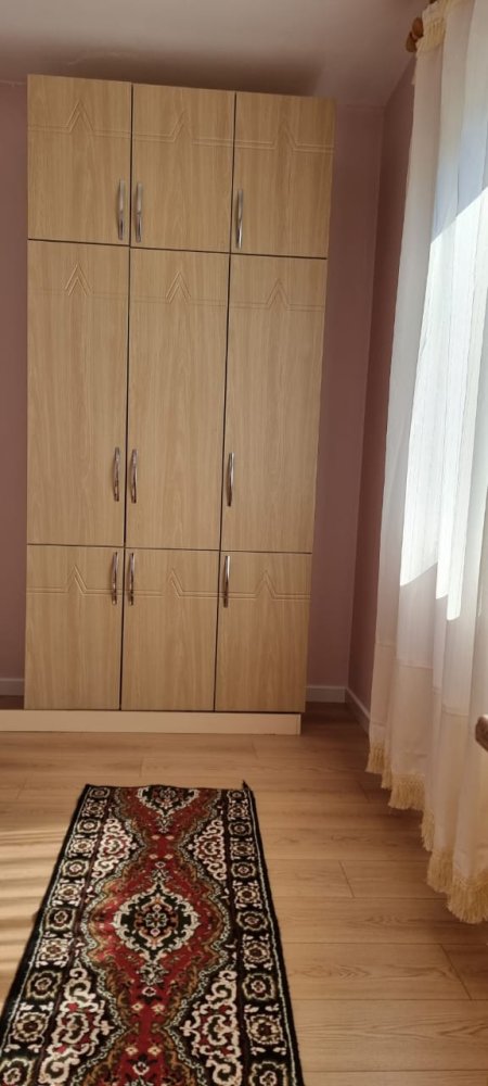 Tirane, jepet me qera apartament 2+1+BLK Kati 4, 89 m² 350 Euro (perballe restorant Qesarake.)