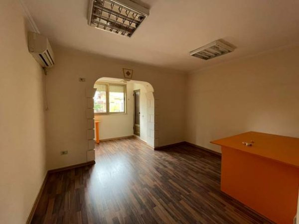 Tirane, jepet me qera zyre Kati 1, 100 m² 580 Euro (rruga e durresit)