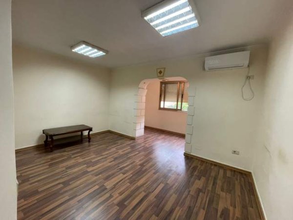 Tirane, jepet me qera zyre Kati 1, 100 m² 580 Euro (rruga e durresit)
