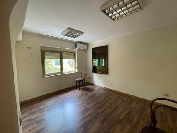 Tirane, jepet me qera zyre Kati 1, 100 m² 580 Euro (rruga e durresit)
