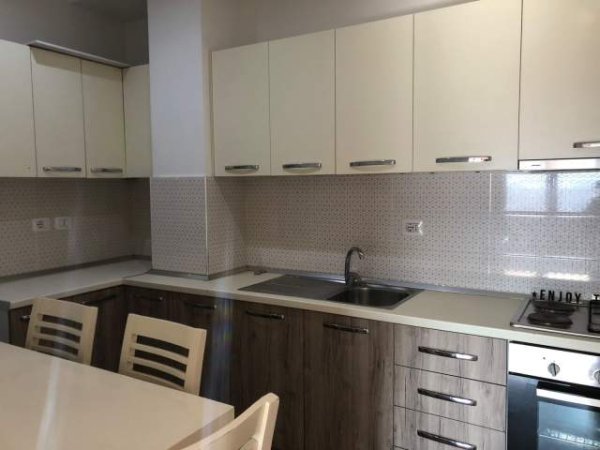 Tirane, jap me qera apartament 2+1 Kati 7, 132 m² 700 Euro (Rruga Muhamet Gjollesha)