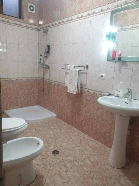 Tirane, jap me qera shtepi 2+1 Kati 1, 90 m² 500 Euro (pran Ministrise se Arsimit)