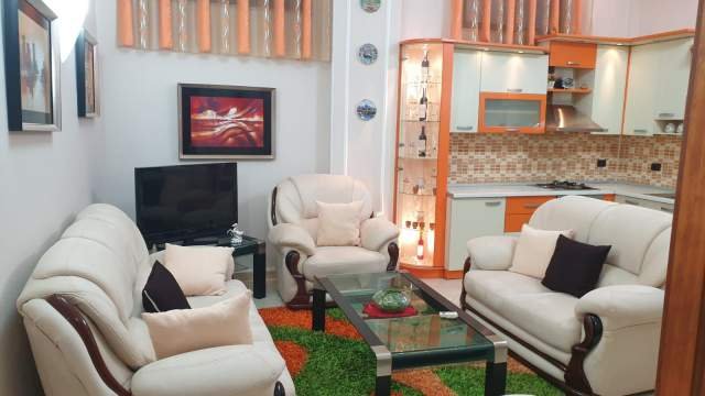 Tirane, jepet me qera apartament 2+1 Kati 1, 90 m² 500 Euro (Rruga e Durrsit)