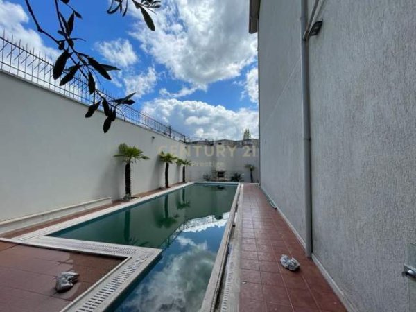 Tirane, jepet me qera Vile 3+1 Kati 0, 147 m² 2.500 Euro (Pran ambasades Amerikane)