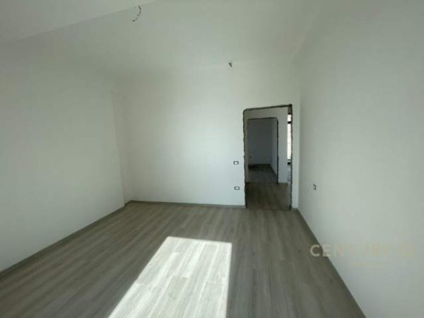 Tirane, jepet me qera ambjent biznesi Kati 4, 127 m² 1.200 Euro (Myslym Shyri)