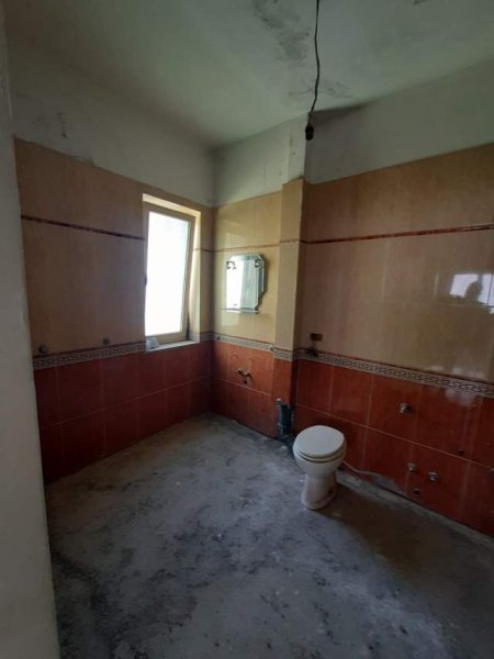 Durres, jepet me qera ambjent biznesi Kati 2, 200 m² 30.000 Leke (ALEKSANDER GOGA)