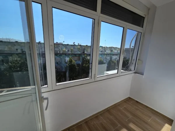 Tirane, shitet apartament 2+1+Aneks+Ballkon Kati 4, 77 m² 145.000 € (Rr. Bardhyl, në rrugë kryesore)