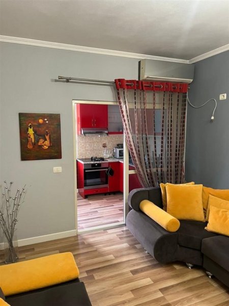 Tirane, jepet me qera apartament 2+1 Kati 3, 90 m² 500 € (Mbikalimi Kristal Center, Market Xhangolli)