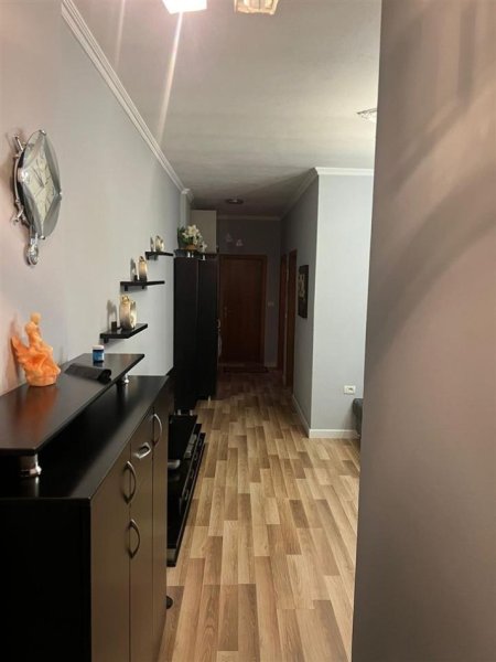 Tirane, jepet me qera apartament 2+1 Kati 3, 90 m² 500 € (Mbikalimi Kristal Center, Market Xhangolli)