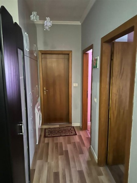 Tirane, jepet me qera apartament 2+1 Kati 3, 90 m² 500 € (Mbikalimi Kristal Center, Market Xhangolli)
