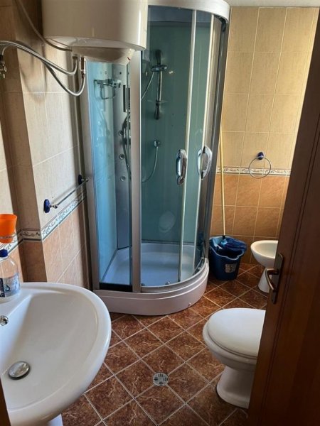 Tirane, jepet me qera apartament 2+1 Kati 3, 90 m² 500 € (Mbikalimi Kristal Center, Market Xhangolli)